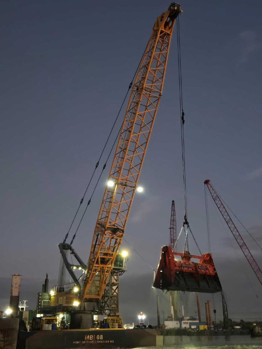 The MBI 08 clamshell dredge on site